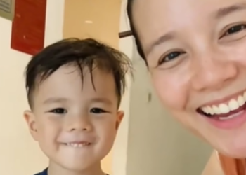 Bất khả kháng phải đưa con trai vào phòng tắm nữ, bà mẹ làm 1 hành động cực thông minh khiến ai cũng phải khen