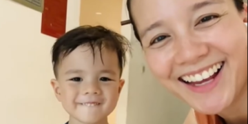 Bất khả kháng phải đưa con trai vào phòng tắm nữ, bà mẹ làm 1 hành động cực thông minh khiến ai cũng phải khen