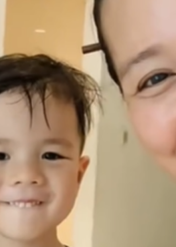 Bất khả kháng phải đưa con trai vào phòng tắm nữ, bà mẹ làm 1 hành động cực thông minh khiến ai cũng phải khen