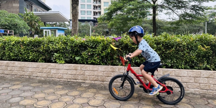 Mỉa mai “nghỉ hè mà học hành quần quật, không có tuổi thơ” nhưng nhìn thành quả em bé đạt được, ai cũng gật gù!